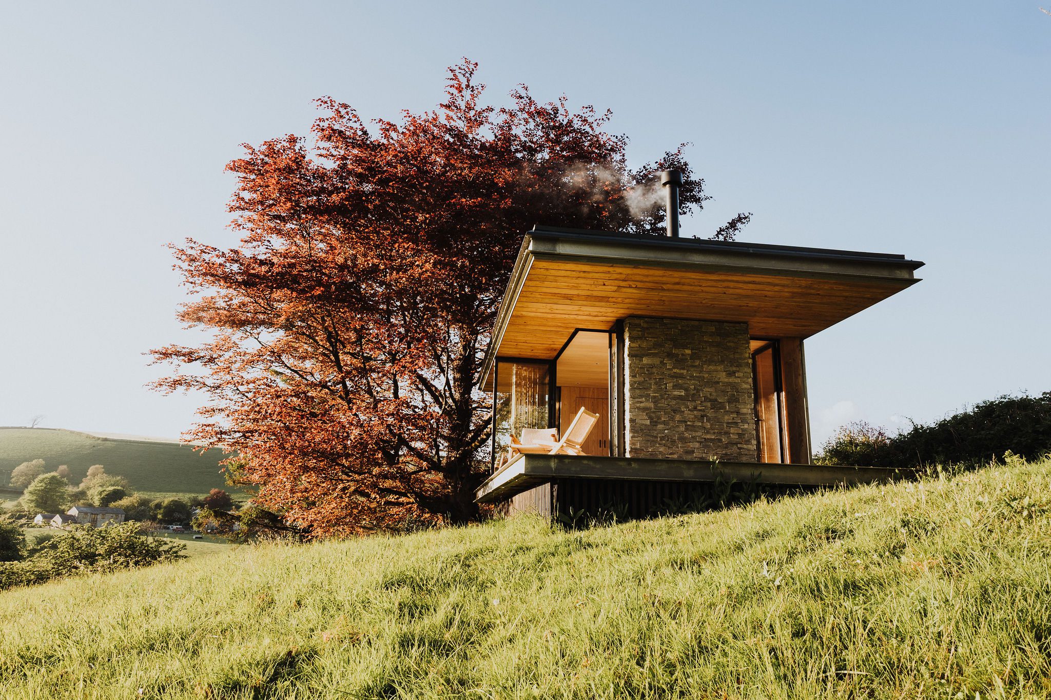 cantilevered-sedum-roof-cabin-exterior