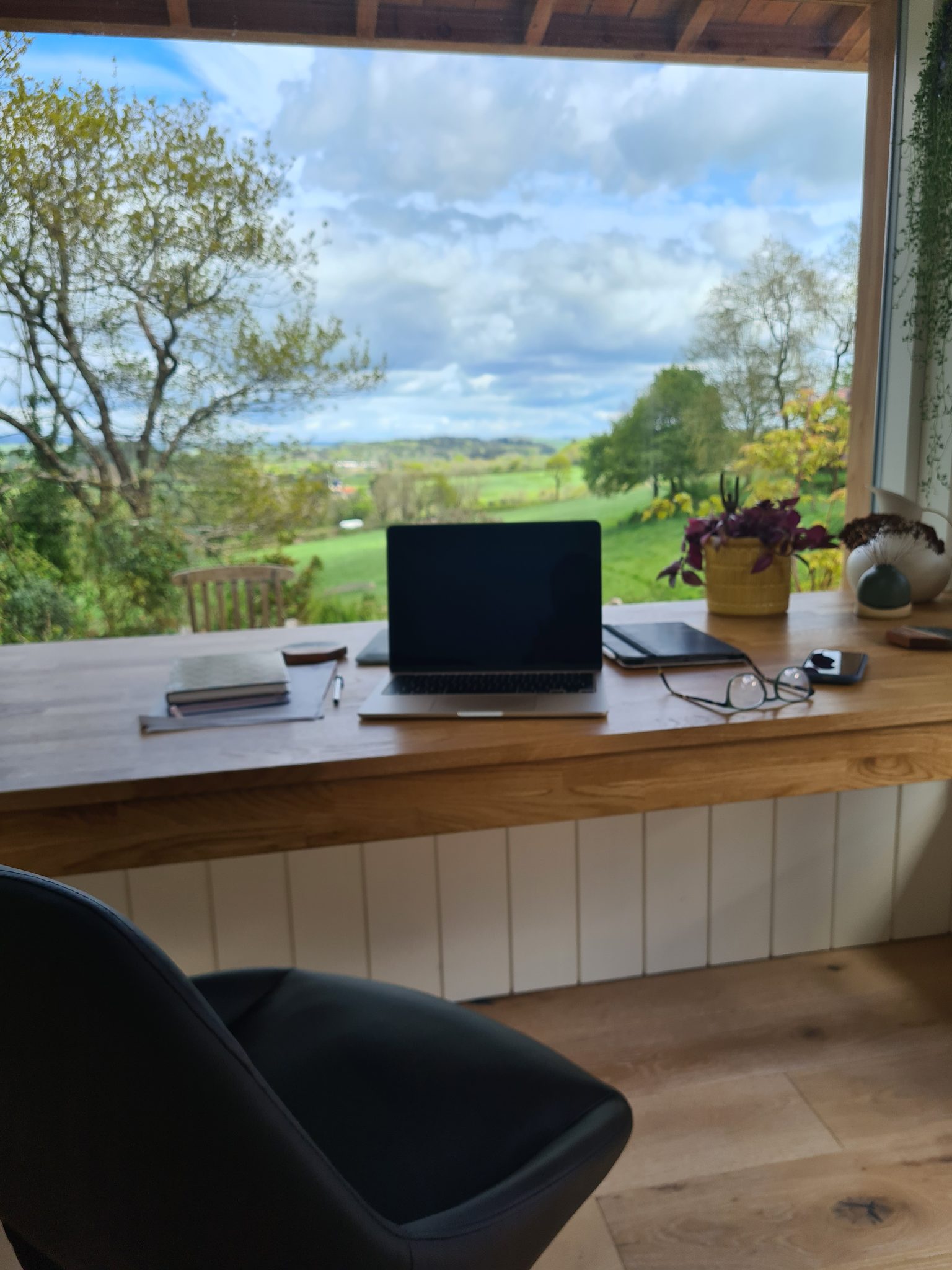 A spacious cabin to work from home with bespoke window desk